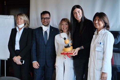 Martina Maccari consegna la donazione di 260 mila euro raccolta per l'Ospedale Regina Margherita di Torino