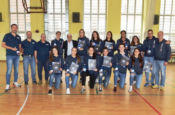Il Barricalla CUS Torino Volley in compagnia dell’Amministratore Delegato di Lauretana Antonio Pola (foto SOFIA)