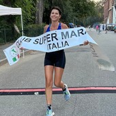 Podista donna che taglia il traguardo