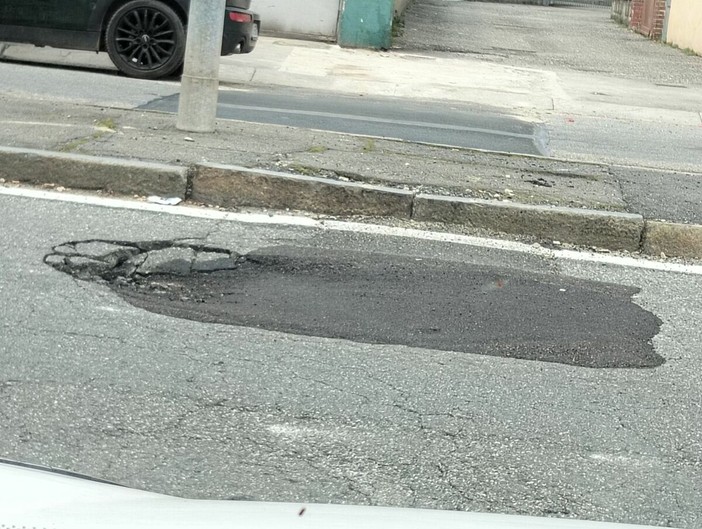 La buca delle polemiche di strada San Mauro