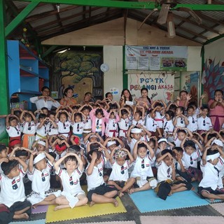 Pertusio tra bimbi e maestre della scuola balinese Pertusio tra bimbi e maestre della scuola balinese