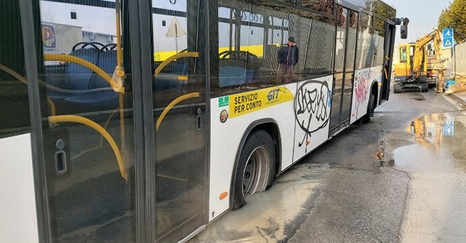 Autobus rimane bloccato in una grossa buca: fuori programma a Moncalieri