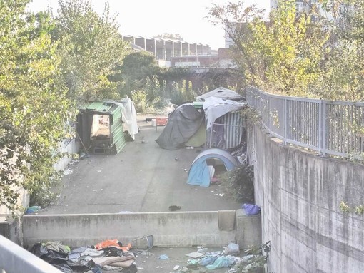 Un fortino dell'illegalità al parco Sempione