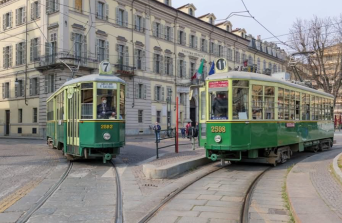 Una bella immagine con protagonisti due tram storici