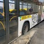 Autobus rimane bloccato in una grossa buca: fuori programma a Moncalieri Autobus rimane bloccato in una grossa buca: fuori programma a Moncalieri