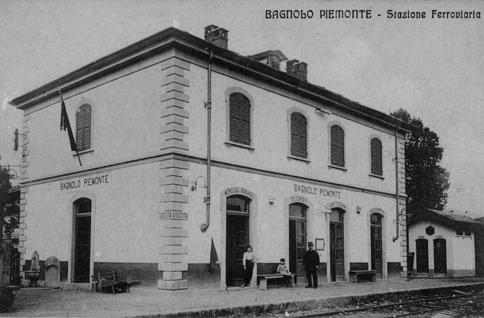 Una foto storica della stazione di Bagnolo Piemonte Una foto storica della stazione di Bagnolo Piemonte
