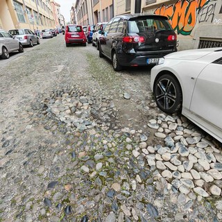 Una immagine delle buche di via Parma Una immagine delle buche di via Parma