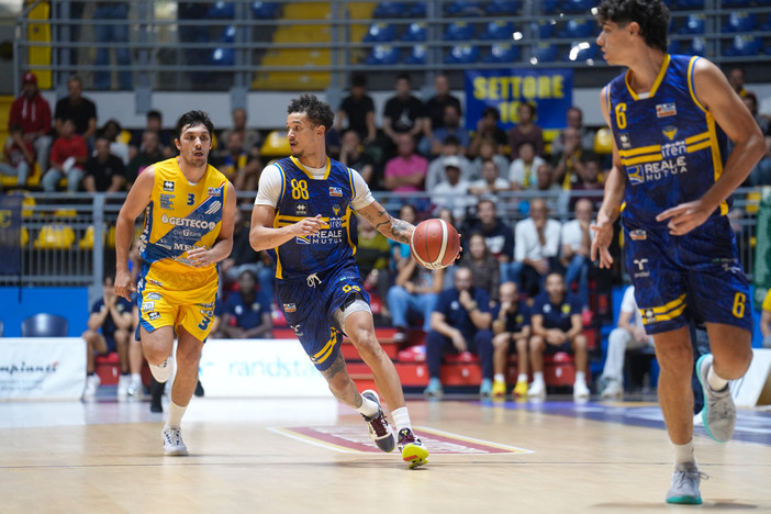 Prima vittoria al Pala Gianni Asti: Reale Mutua Basket Torino batte UEB Gesteco Cividale 76 - 59