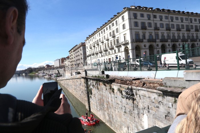 Bus nel Po, la tragedia diventa spettacolo: via vai di curiosi mentre si recupera quel che resta nel fiume [FOTO E VIDEO]