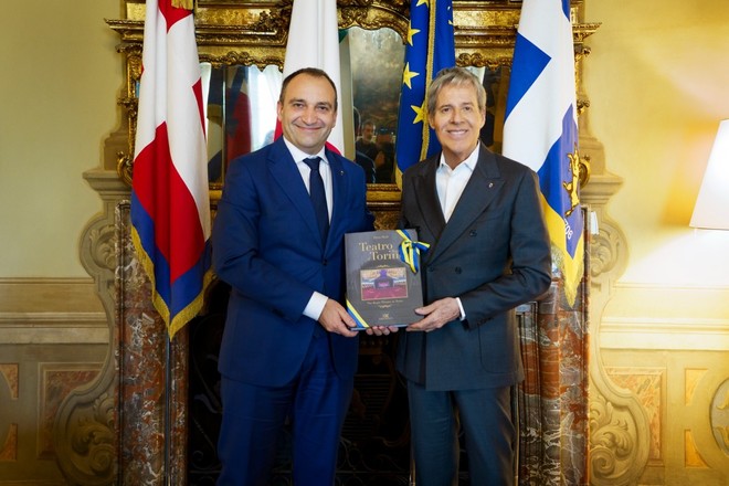 Baglioni omaggiato dal Comune di Torino: "Amore con Torino, ma anche fischi" Baglioni omaggiato dal Comune di Torino: "Amore con Torino, ma anche fischi"