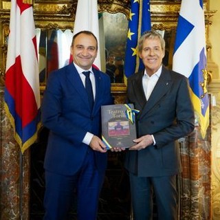 Claudio Baglioni e Stefano Lo Russo durante la consegna dell'omaggio al cantante Claudio Baglioni e Stefano Lo Russo durante la consegna dell'omaggio al cantante