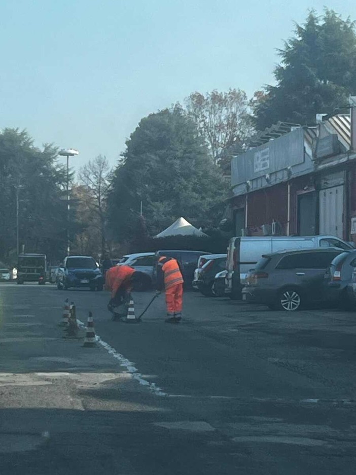 Operai al lavoro in via Ravina