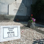 La targhetta per don Dino Barale, nel cimitero di Bobbio Pellice