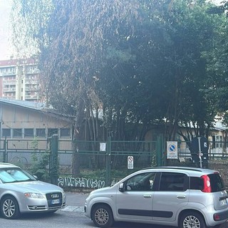 Ex scuola di via Baltimora 91, tagliate le erbacce