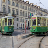 Una bella immagine con protagonisti due tram storici