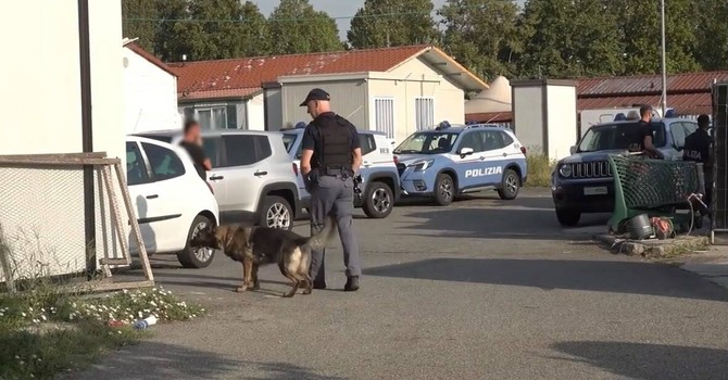 Blitz della polizia al campo rom di Mirafiori