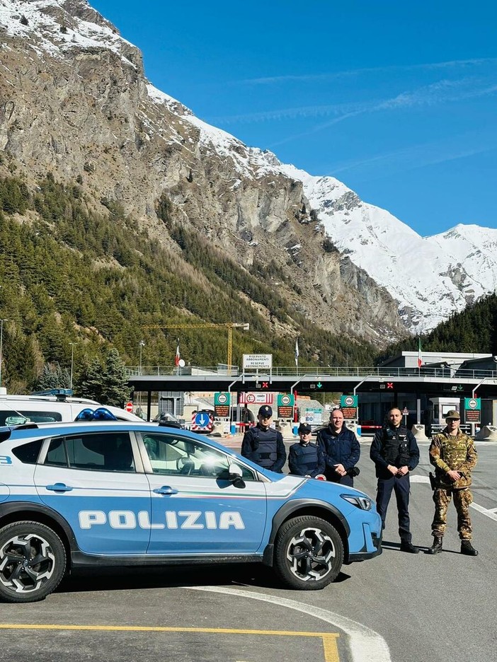 Controlli della Polizia al traforo del Frejus