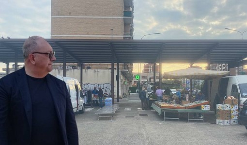 Il coordinatore Ballatore al mercato di corso Grosseto Il coordinatore Ballatore al mercato di corso Grosseto