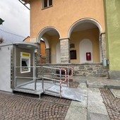 Il postamat davanti al municipio (foto di Jole Paolasso)