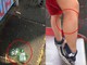 A sinistra i cocci di vetro e a destra il bimbo ferito