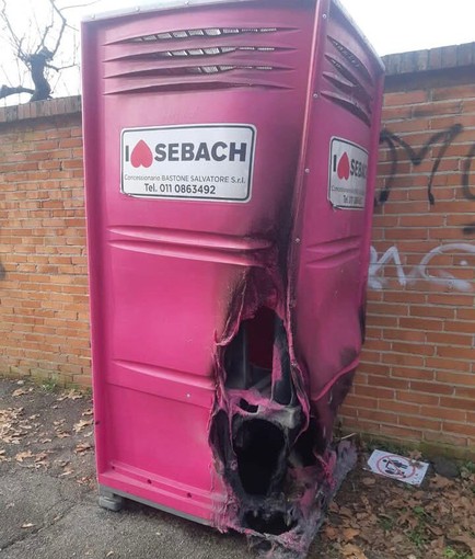 Sos bagni pubblici alla Pellerina: &quot;Sono (quasi) tutti chusi e vandalizzati&quot;