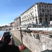 Bus nel Po, la tragedia diventa spettacolo: via vai di curiosi mentre si recupera quel che resta nel fiume [FOTO E VIDEO]