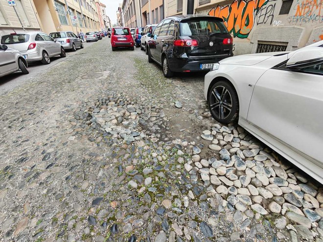 Una immagine delle buche di via Parma