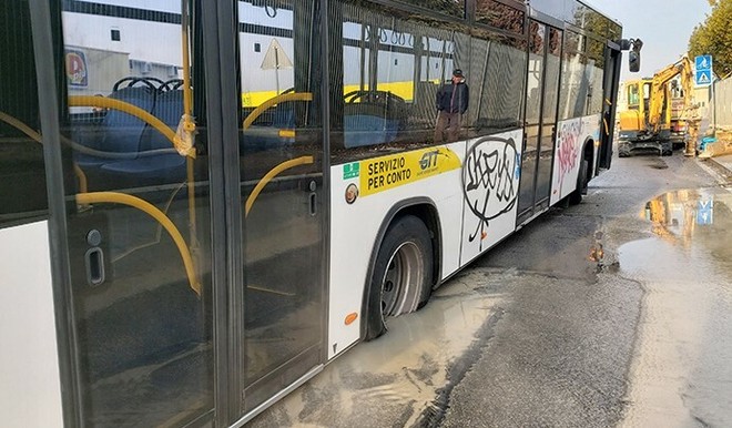 Autobus rimane bloccato in una grossa buca: fuori programma a Moncalieri