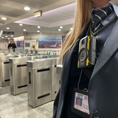 Minacciati con una pistola (finta), arrivano le body per i controllori bus