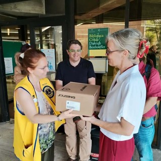 Un defibrillatore per la Biblioteca Bonhoeffer Un defibrillatore per la Biblioteca Bonhoeffer
