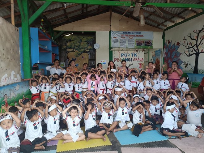 Pertusio tra bimbi e maestre della scuola balinese Pertusio tra bimbi e maestre della scuola balinese