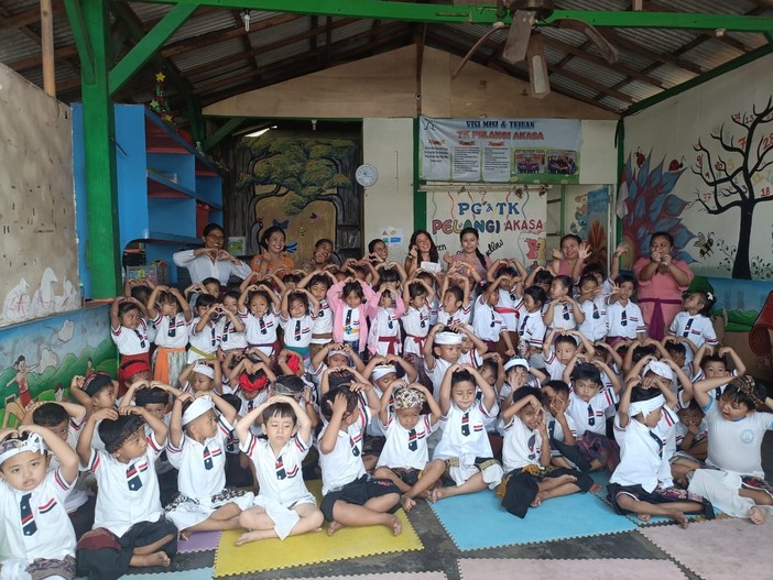 Pertusio tra bimbi e maestre della scuola balinese