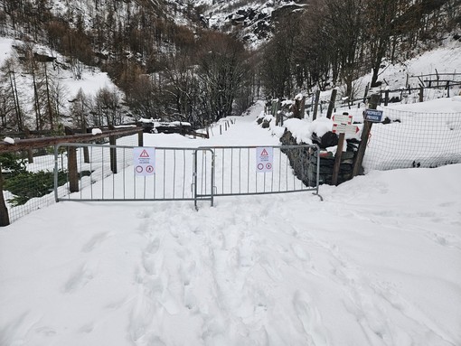 Le transenne a Villanova dove si imbocca il sentiero per il Pra