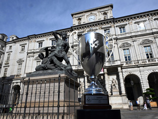 Il trofeo della CEV Champions League tra Palazzo Civico e Grattacielo Piemonte