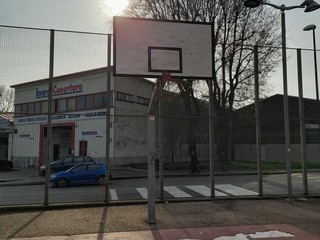 Le condizioni del campo da basket di corso Cincinnato