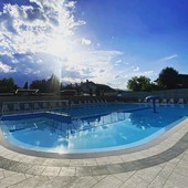 Dopo ritardi negli allestimenti e nell’analisi dell’acqua apre la piscina comunale di Cavour