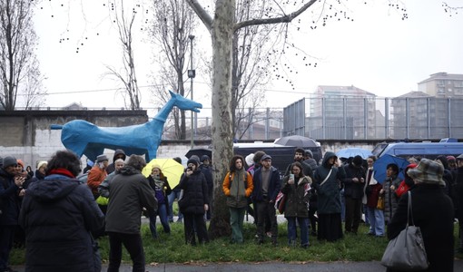 In corso Brunelleschi arriva la statua del Marco Cavallo: &quot;No alla riapertura del Cpr&quot;