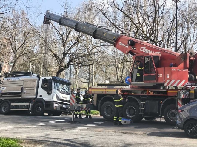 Voragine sotto la cisterna, mattinata di caos in Regio Parco