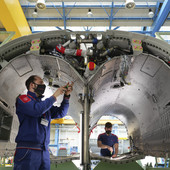 Al lavoro negli stabilimenti Leonardo di Caselle Torinese