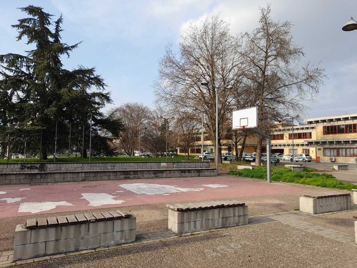 Le condizioni del campo da basket di corso Cincinnato
