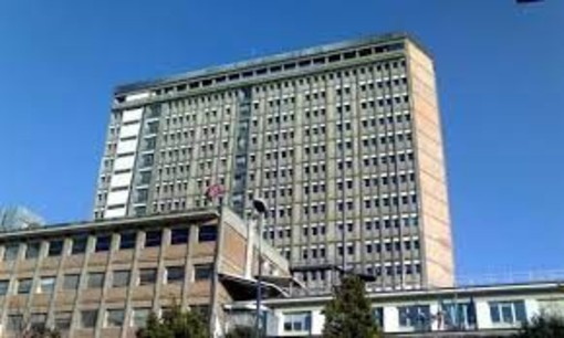 Martellate a poliziotti sulla Ivrea-Santhià, l'aggressore piantonato al Cto