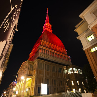 Torino si illumina di rosso: inizia la settimana del nuovo Molino di CasaOz Torino si illumina di rosso: inizia la settimana del nuovo Molino di CasaOz