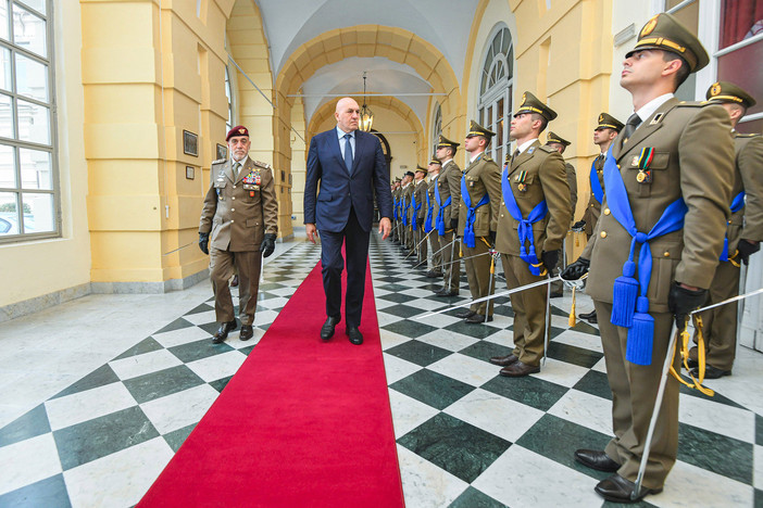 Il ministro Crosetto passa in rassegna il Picchetto d'onore