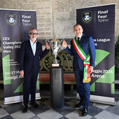 Il trofeo della CEV Champions League tra Palazzo Civico e Grattacielo Piemonte