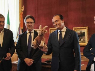 Alberto Cirio regala un pupazzo di stambecco al Consiglio Regionale Alberto Cirio regala un pupazzo di stambecco al Consiglio Regionale
