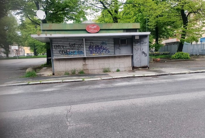 Un'immagine del chiosco abbandonato di piazzale Rostagno