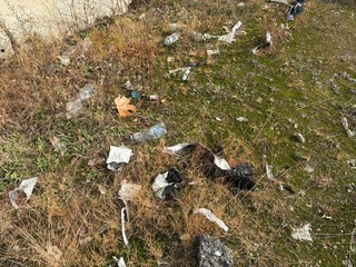 Siringhe e bottiglie nell’area del cantiere