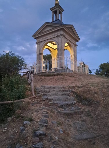 L’impegno di ‘Vivi La Rocca’ a dispetto dei vandali dei gradini della Rocca L’impegno di ‘Vivi La Rocca’ a dispetto dei vandali dei gradini della Rocca