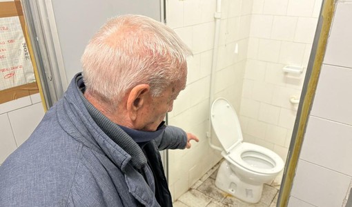Rossi indica l'allagamento nei bagni del centro d'incontro