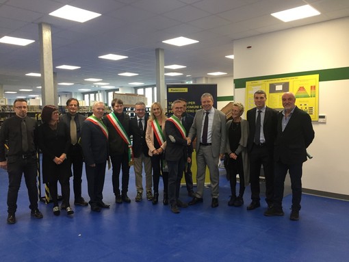 I rappresentati di Poste Italiane con i sindaci del territorio. Sotto, Fabio Cicuti con il sindaco di San Raffaele